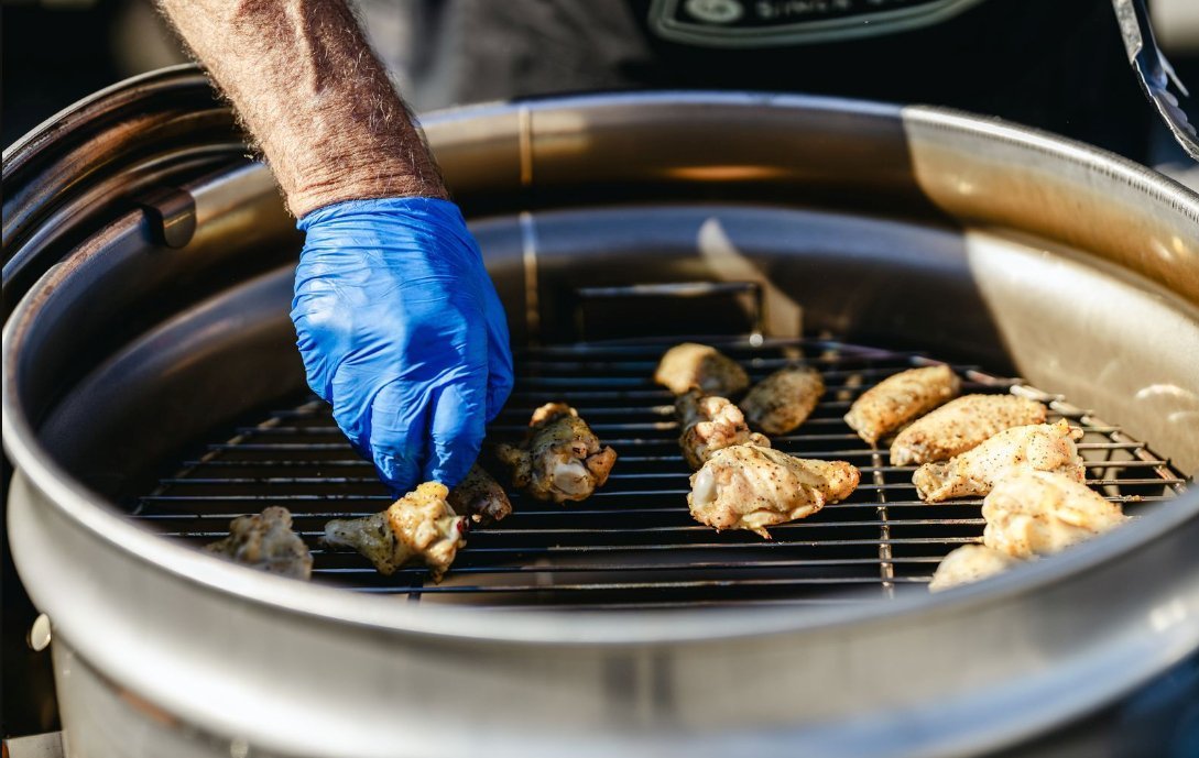 Close-up of the BPS Beefy stainless steel grill grate’s textured surface and reinforced edges for even heat distribution